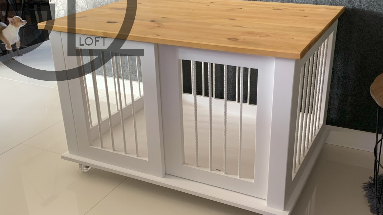 Biała drewniana klatka kennelowa na kółkach z przesuwnymi drzwiami